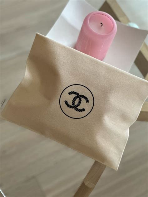 Kosmetiktasche Dein Geschenk: CHANEL Pouch (1 Stk.)